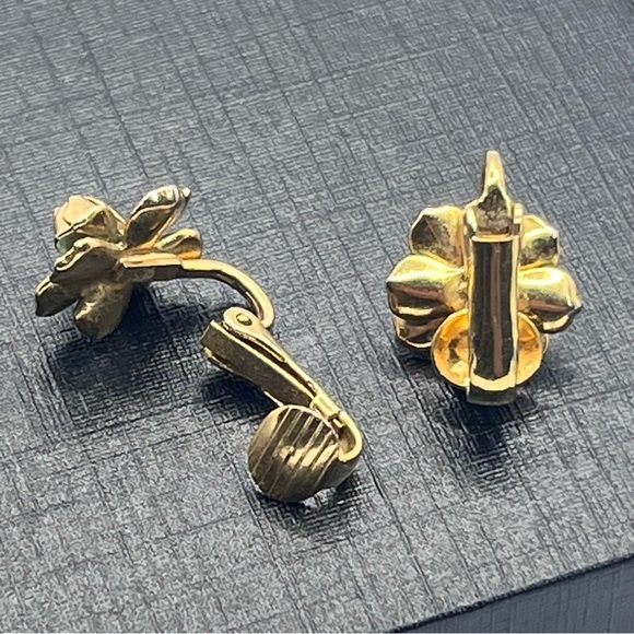 VTG Enamel Flower Clip-on Earrings Blue Floral 0.5" - Picture 3 of 7